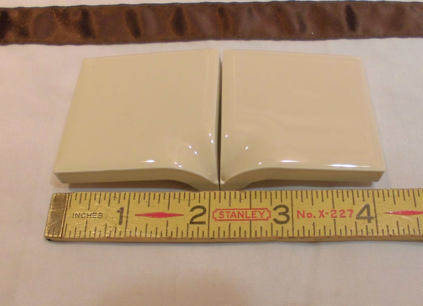 2 pcs. Glossy *Tan* Daltile #137 Canvas… Ceramic bullnose inside corner tile