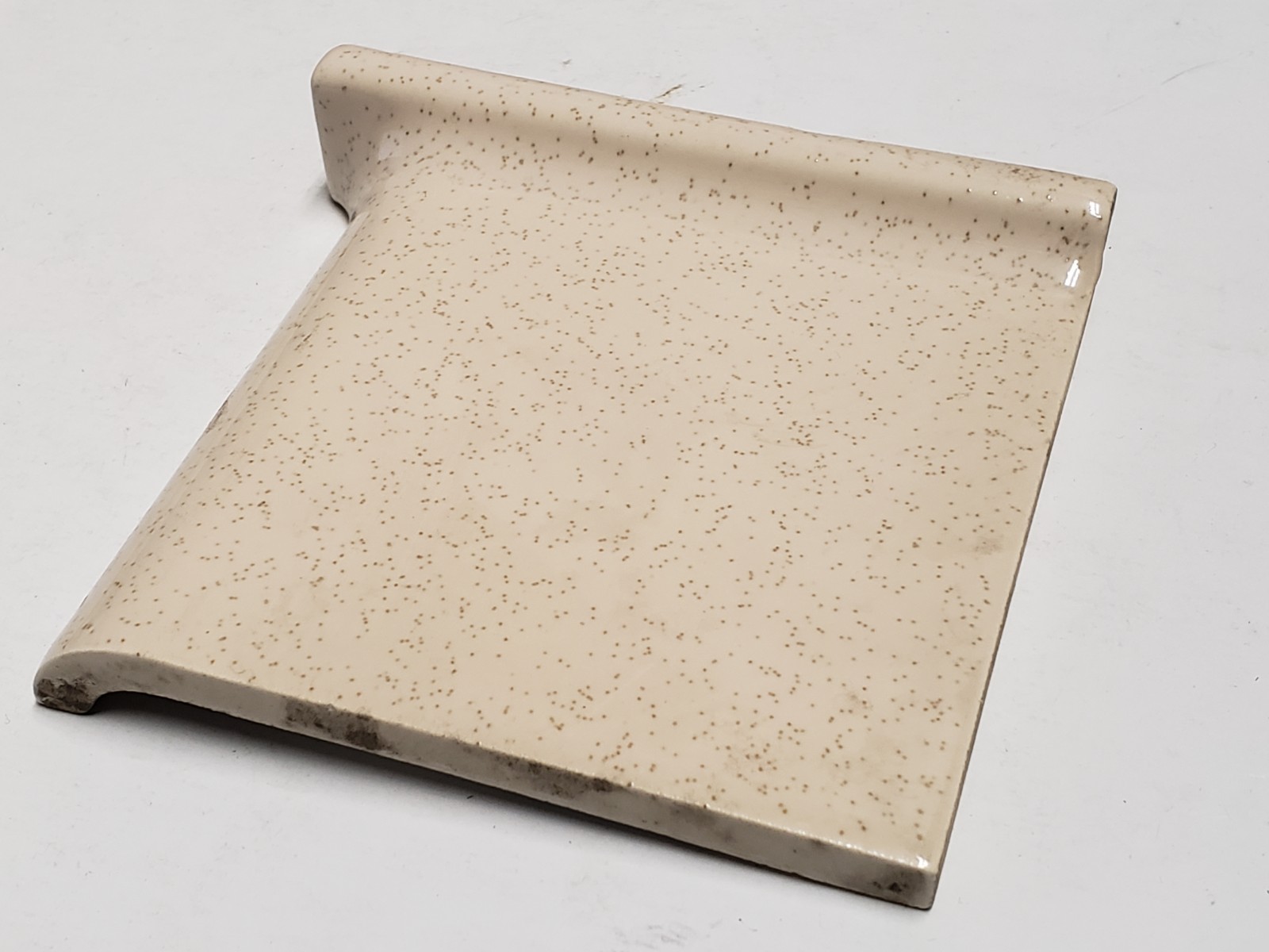 Vtg. Ceramic Tile – Corner Cove Base, Rounded Edge – Beige w/Brown Specks Glossy
