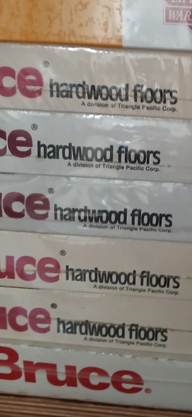 Bruce Engineered White Oak Hard Wood Flooring 9/16 In 15 Sq Ft EKHB56L02S NEW
