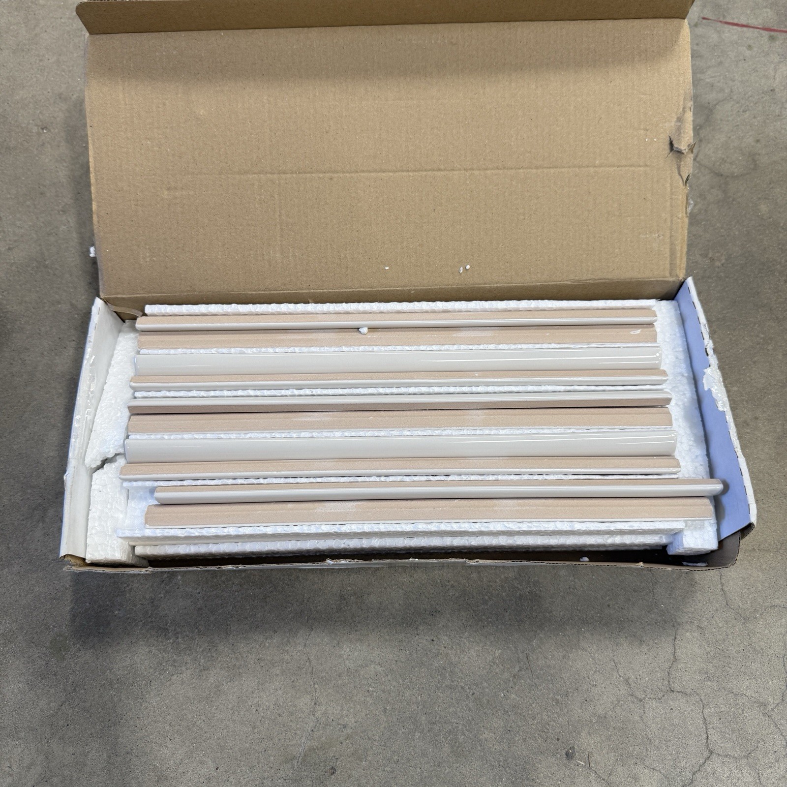 Bedrosians Marin 0.5 in. x 12 in. Jolly Miter Edge Ceramic Trim 20 Piece
