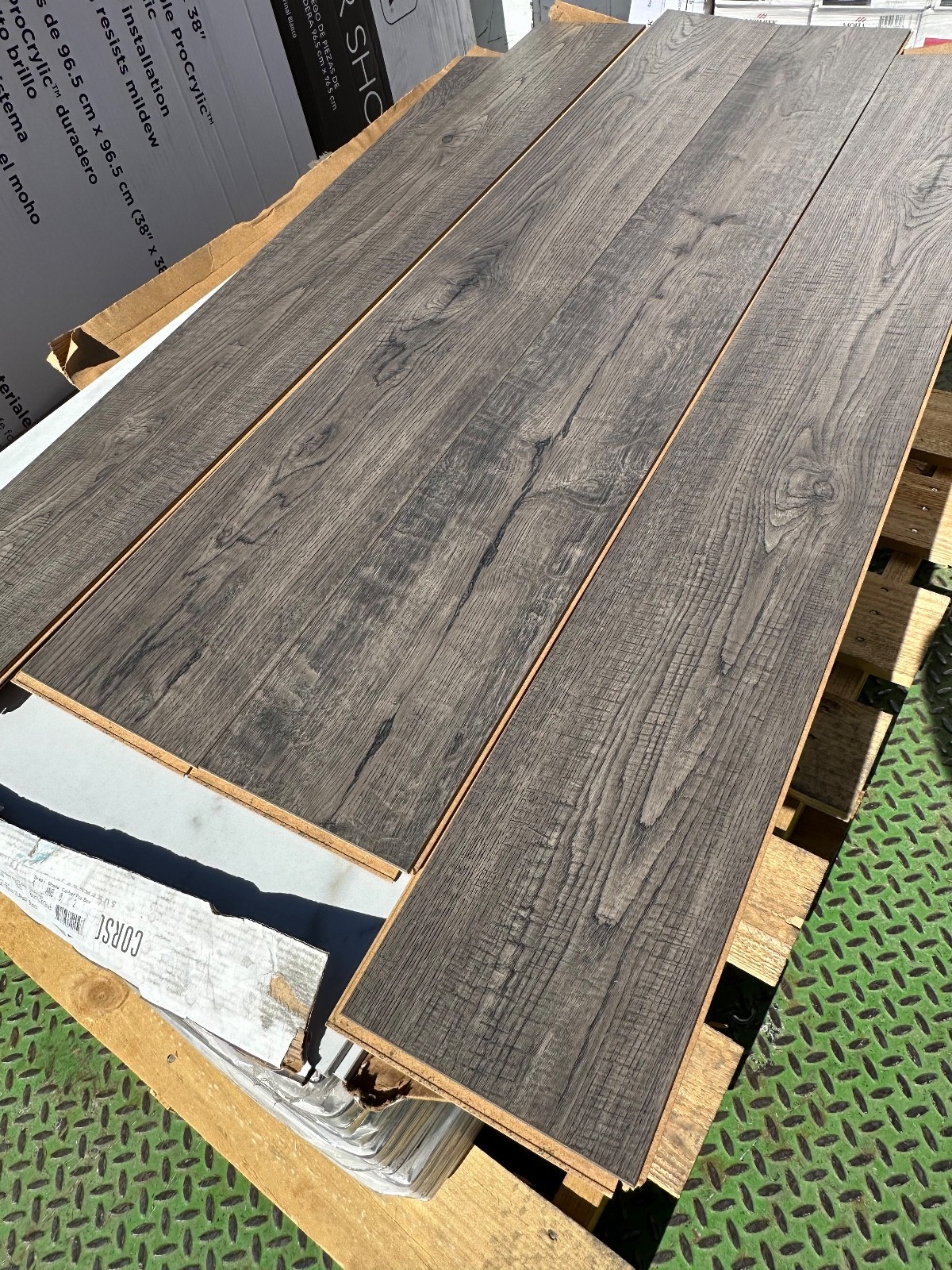 70 cs pallet Landfall Scraped Oak Mohawk Laminate Flooring, 18.14 Sf cs