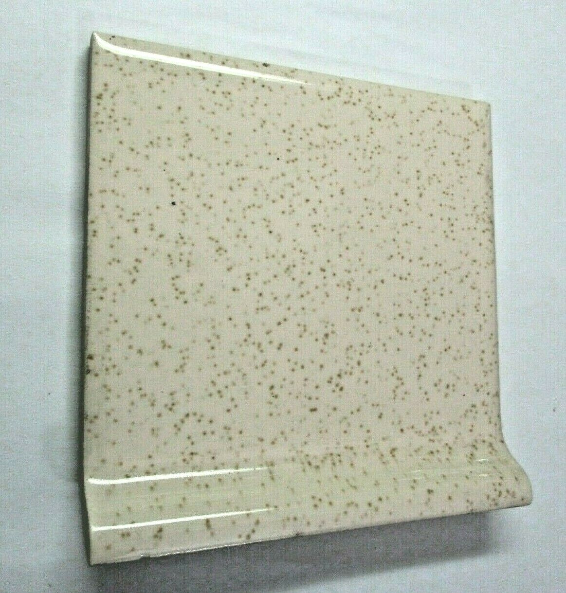 1 Tile Wheeling US 4-3/8″ Gloss Oatmeal Brown Specks on Beige Cove Base Wall MCM
