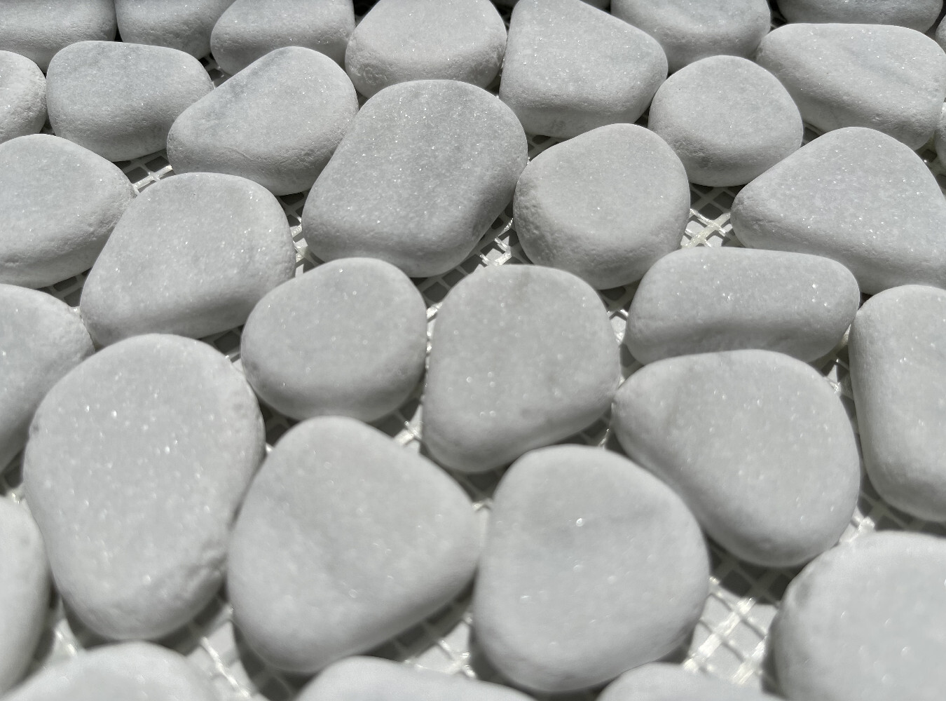 C98T Pebble Stone Mosaic Tile Carrara White Marble River Rocks Tumbled