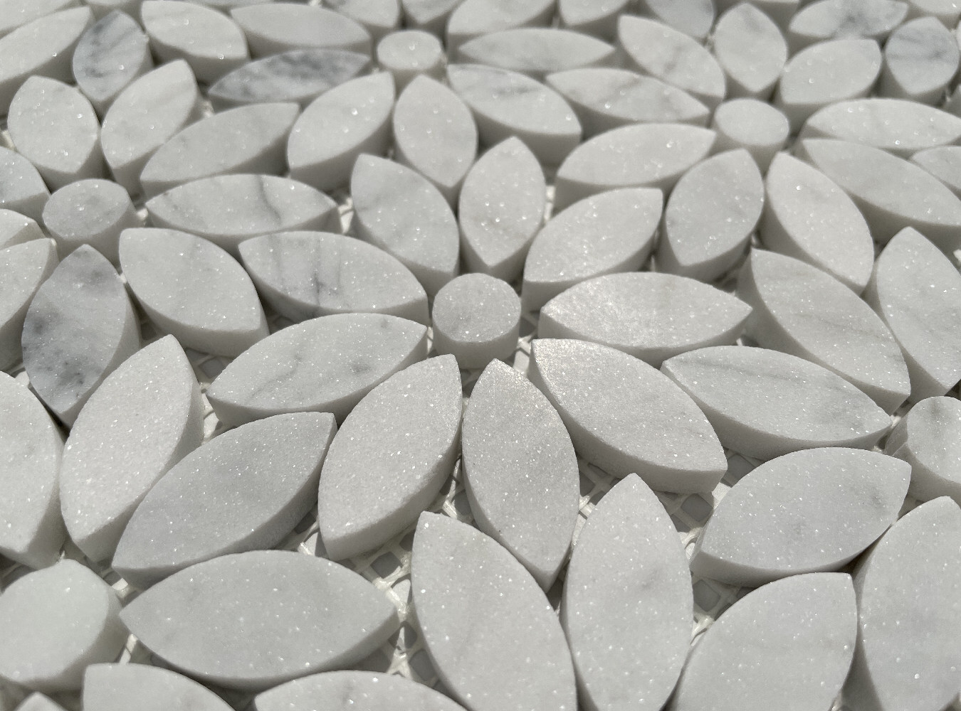 C9D0XH Carrara Venato Carrera Marble Daisy Flower Pattern Mosaic Tile Honed