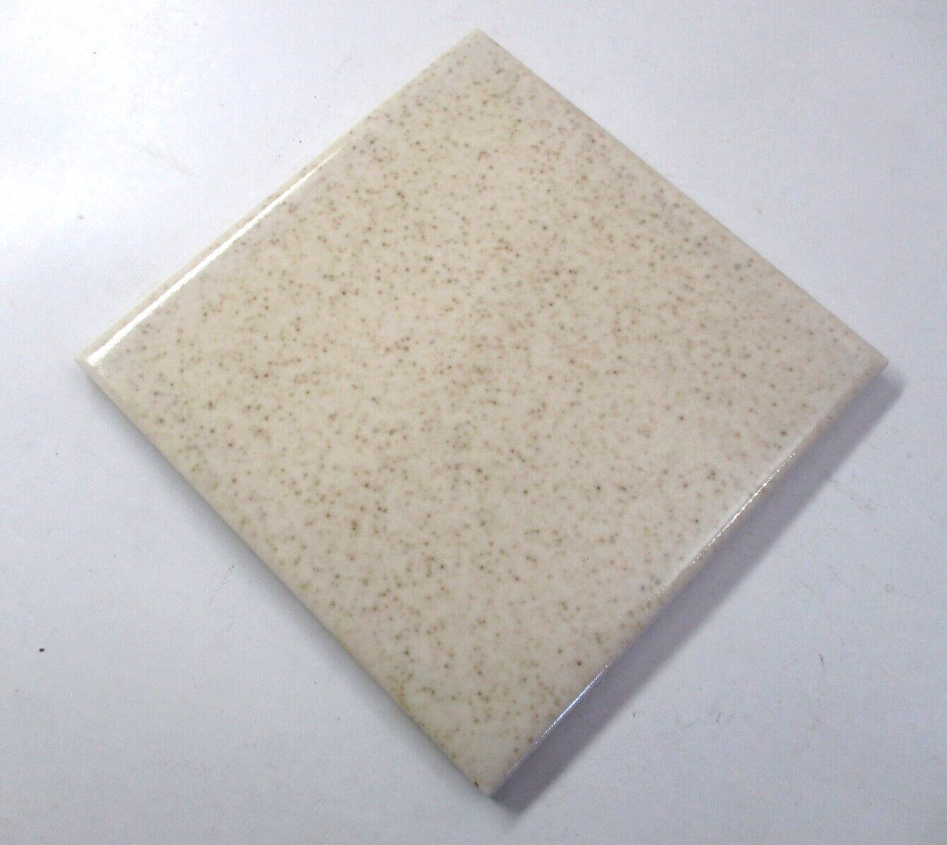 1 Wall Tile Atco USA 4-3/8″ Gloss Brown Speckles on Beige Ceramic 1950 Retro Vtg