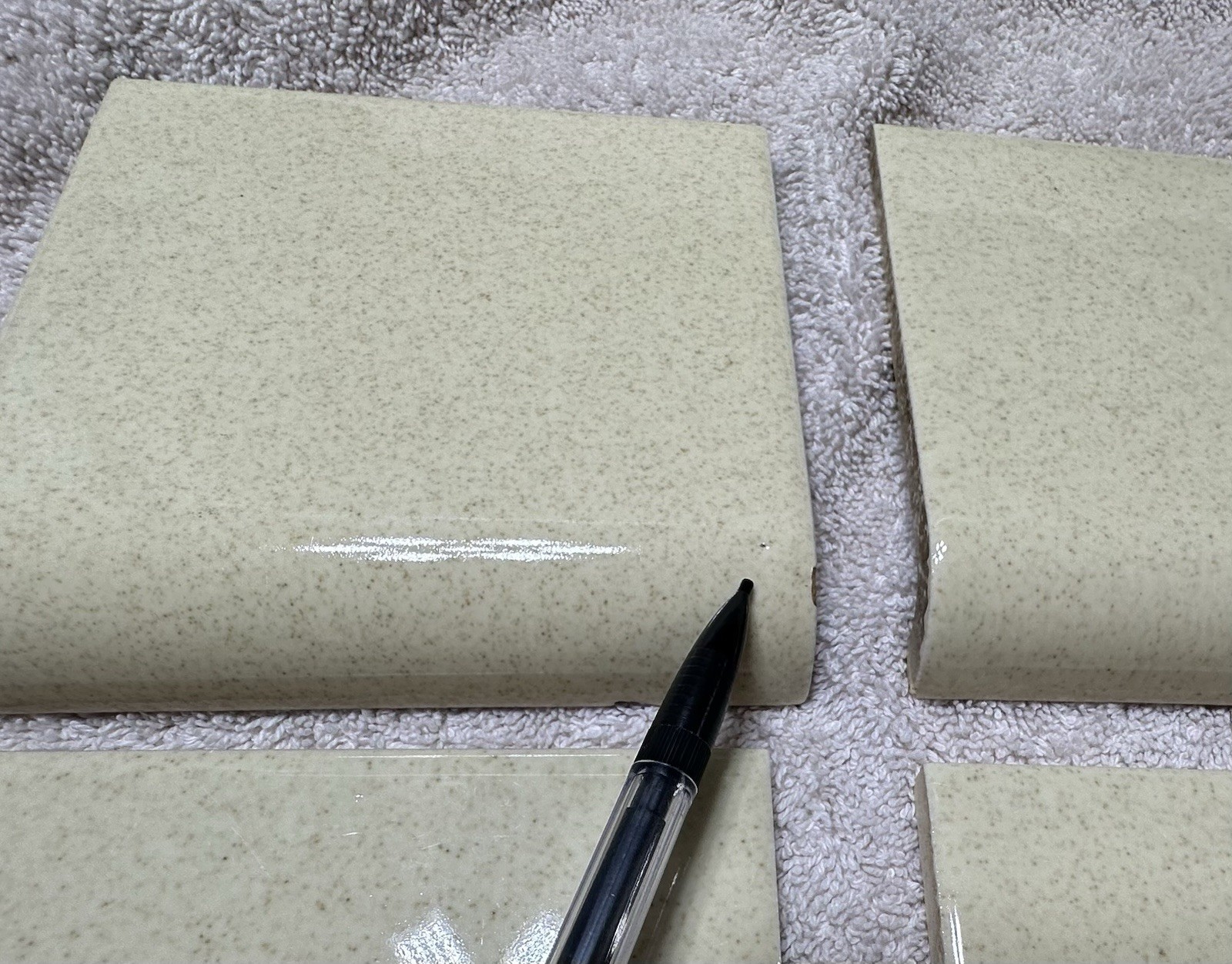 1 pc. Oatmeal: Glossy Ceramic Radius Bullnose tile 4-3/8″ Speckled Beige Defects