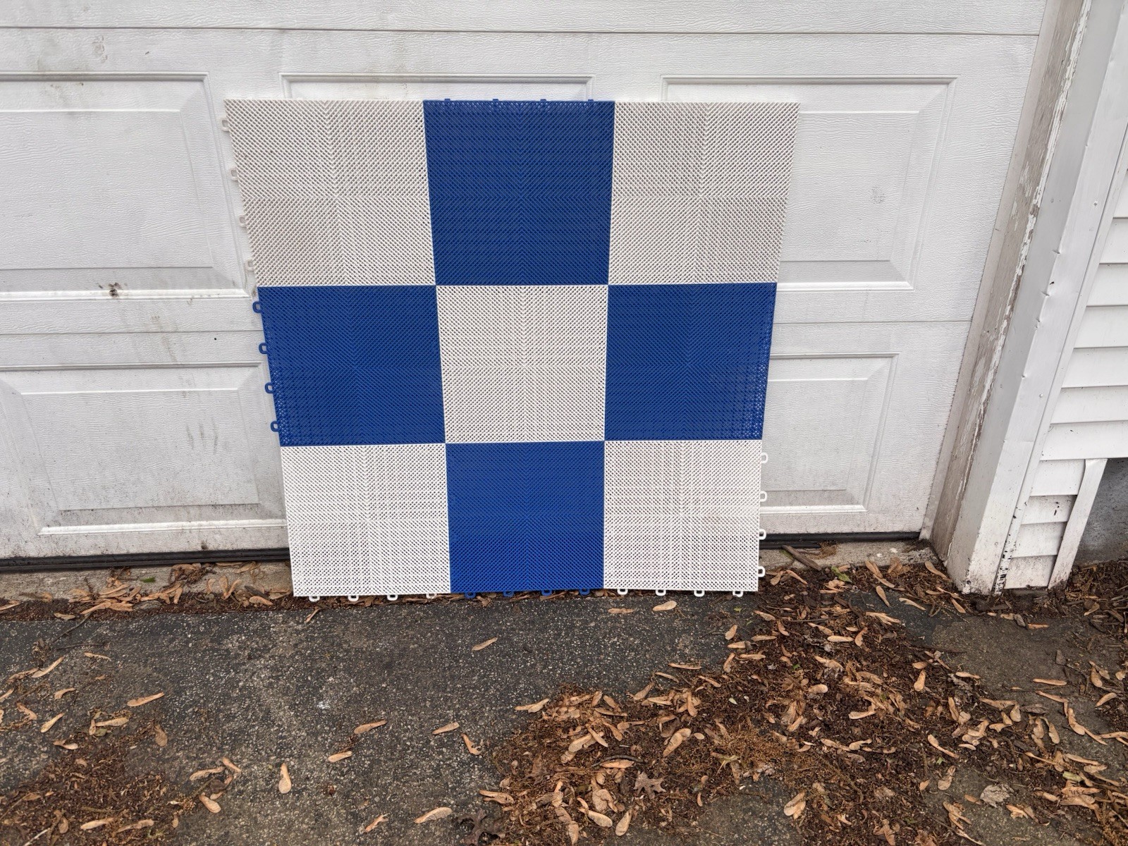 Interlocking Plastic Garage Floor Tiles 12×12 Matte Blue White Red (92)