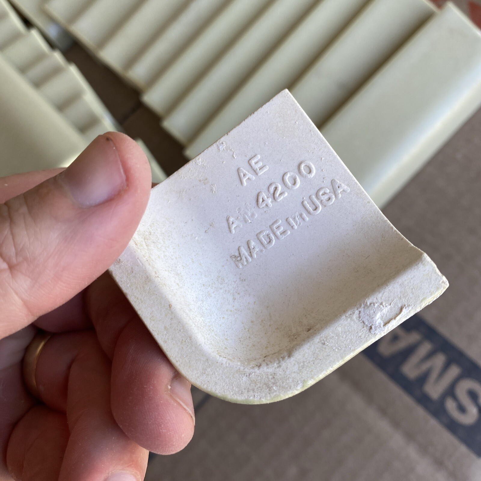 1 American Olean Crystalline 2″ X 2″ X 3/4″ Ceramic Bullnose Out Corner Avocado