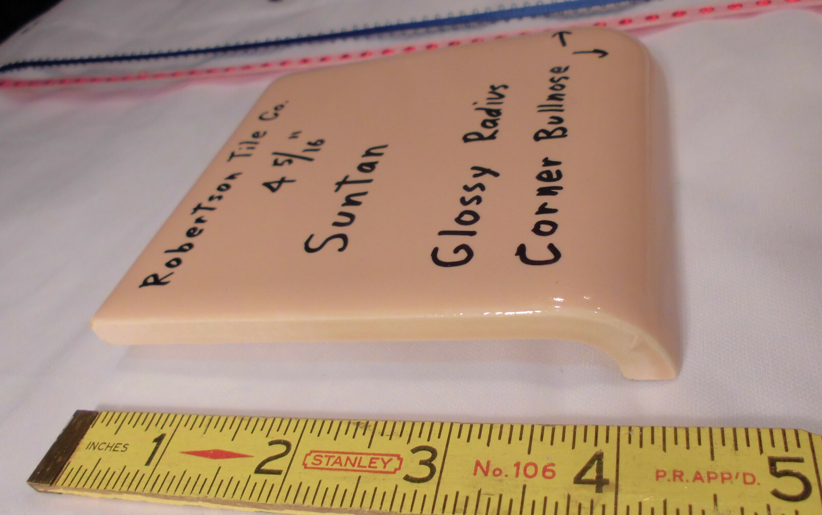 1 pc. Corner Bullnose; Suntan Glossy Ceramic Tile by Robertson 4-5/16″ Mudd Cap