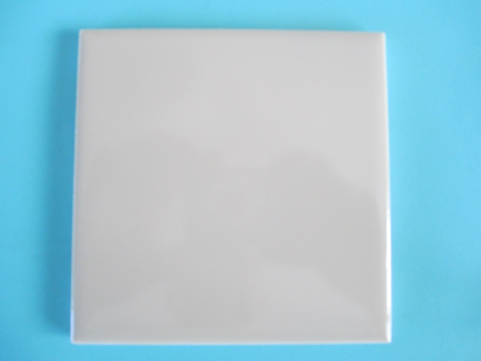 VINTAGE LIGHT TAN GLOSS CERAMIC SQUARE WALL TILE 4 1/4″ X 4 1/4″