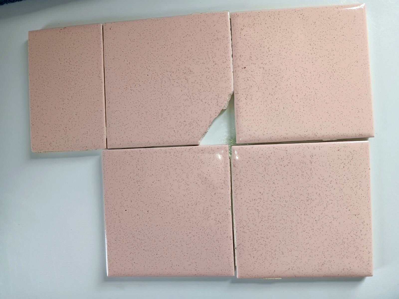 Robertson USA 4-3/8″ Sq. Pink Speckled Gray Ceramic Wall Tile 50s 60s VTG BR 3+