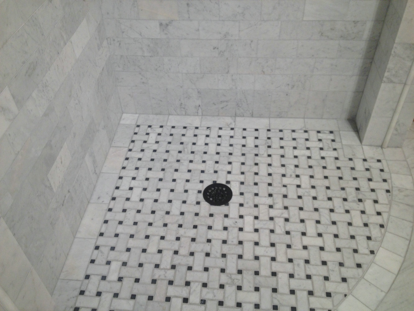 C65L1XH Carrara White Marble Wide Basketweave Mosaic Tile Black dots Honed