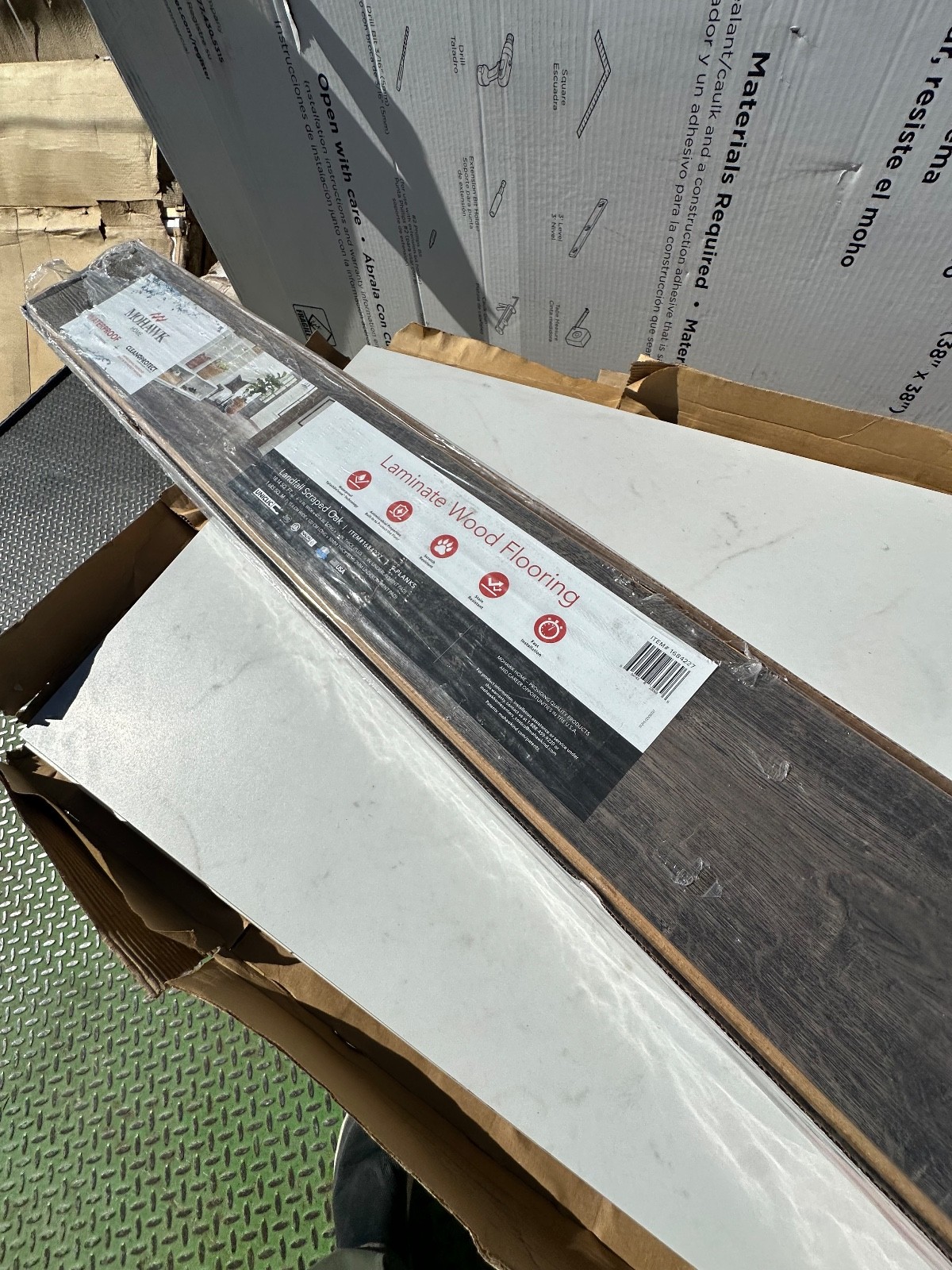 70 cs pallet Landfall Scraped Oak Mohawk Laminate Flooring, 18.14 Sf cs