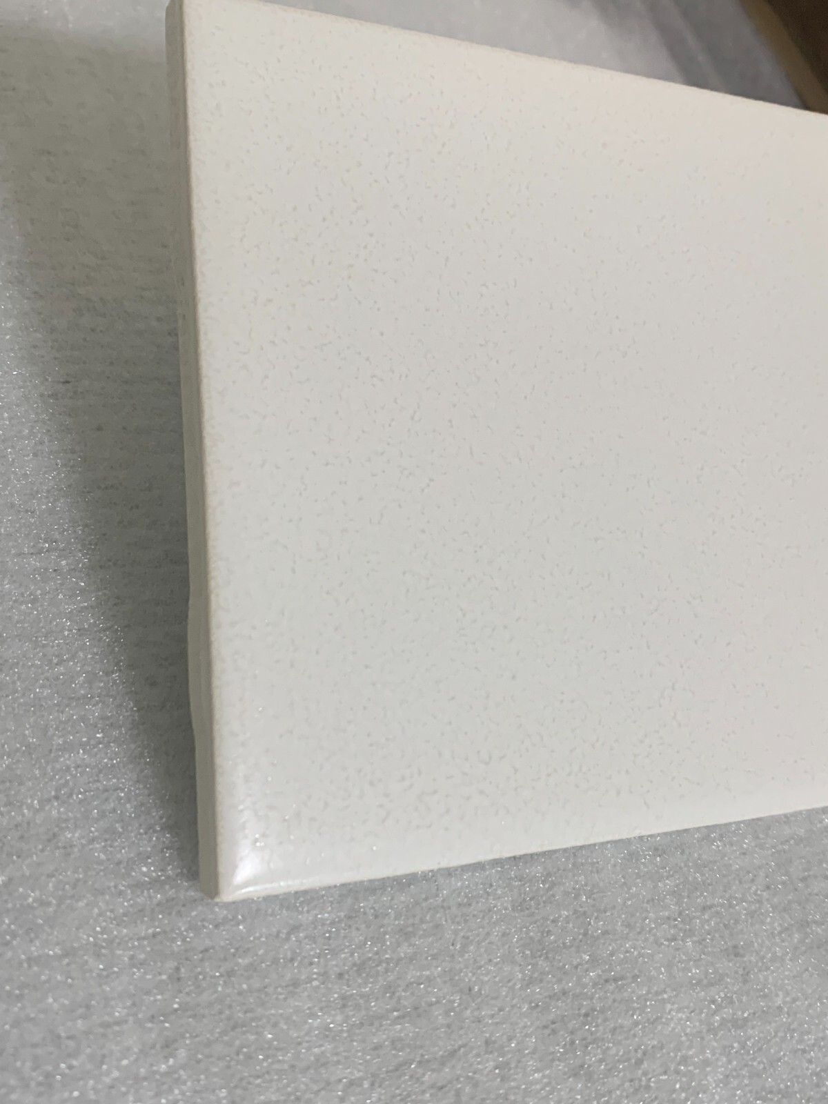 New Vintage Daltile 4 1/4″ X 4 1/4″ Crystaltex White D 1200