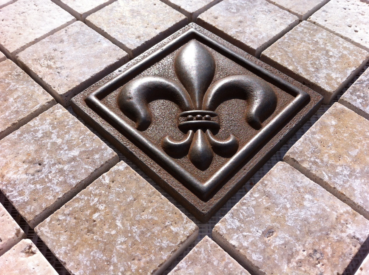 21 9/16″ X 15 11/16″ Stone & Absolut Black Granite Medallion & Fleur de Lis