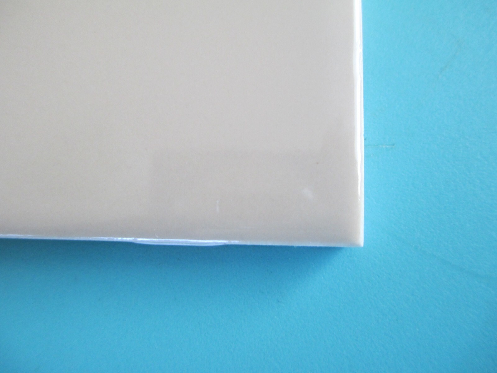 VINTAGE LIGHT TAN GLOSS CERAMIC SQUARE WALL TILE 4 1/4″ X 4 1/4″