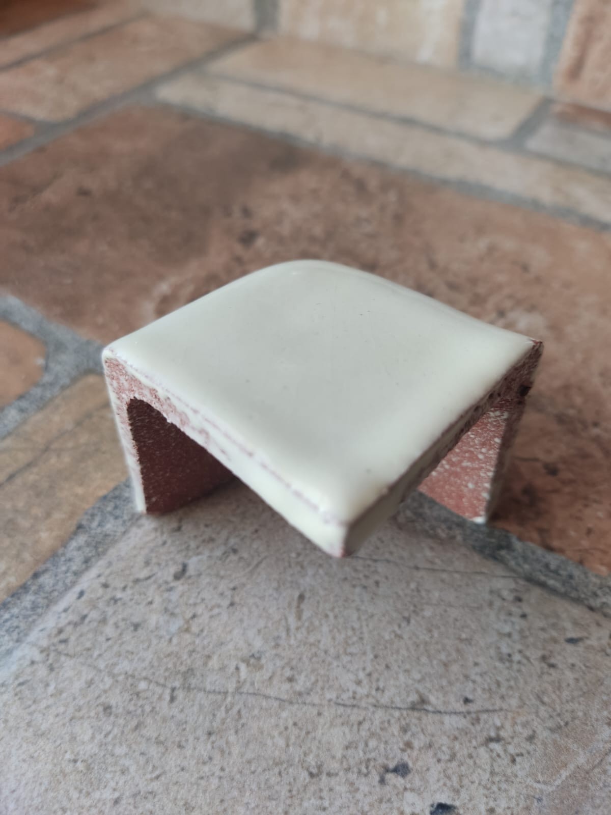 #S004) V-CAP 2x2x2″ CORNER HANDMADE OFF WHITE