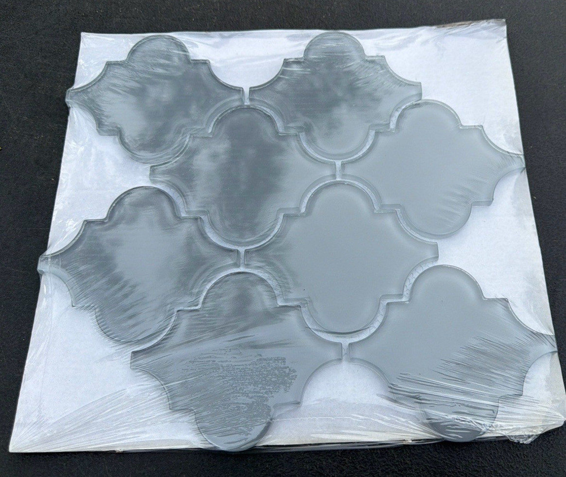 True Gray Arabesque Glossy Glass Mosaic 11″x12″ Offset. GIORBELLO G9132