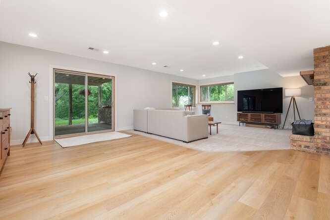 8mm Essex Luxury Vinyl WPC Plank With IXPE Rubber Pad Sample