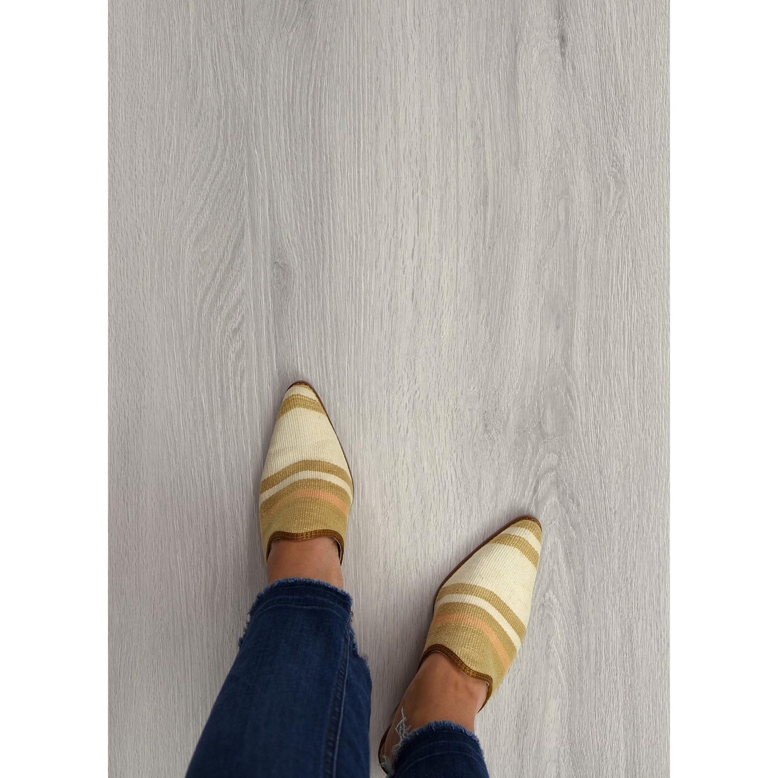 FloorPops FPW6159 Light Grey Peel & Stick Wood Floor Planks 36×6-in 7 Tile Pack