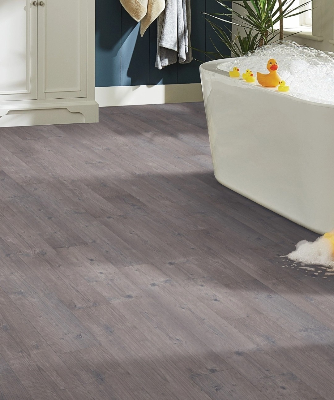 Mohawk Home Pewter Lodge Pine Laminate Flooring 12MM Thick 17.18 ft² NEW(OTHER)