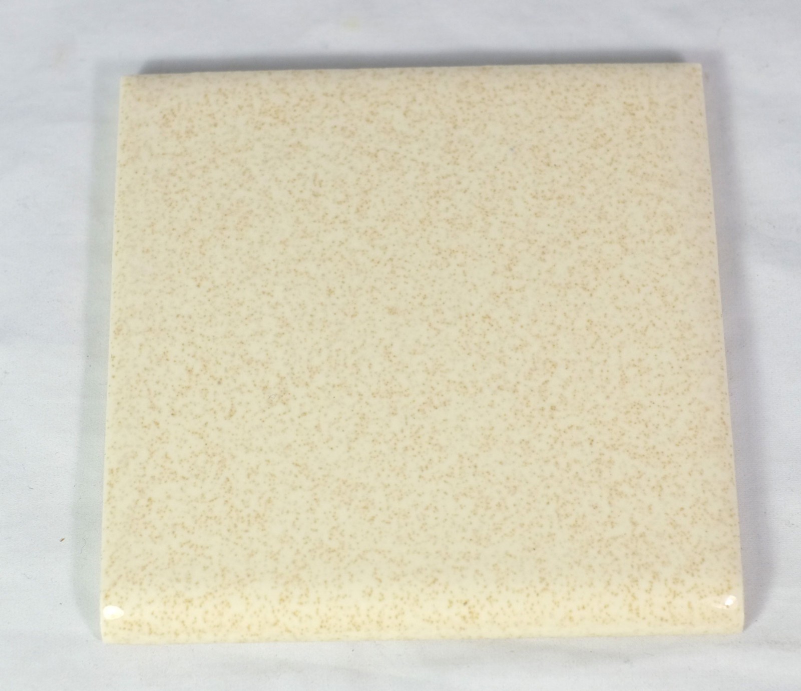 1 NOS Vintage Robertson Oatmeal Gold Tan Speckled 4-3/8″ Bullnose Edge Wall Tile