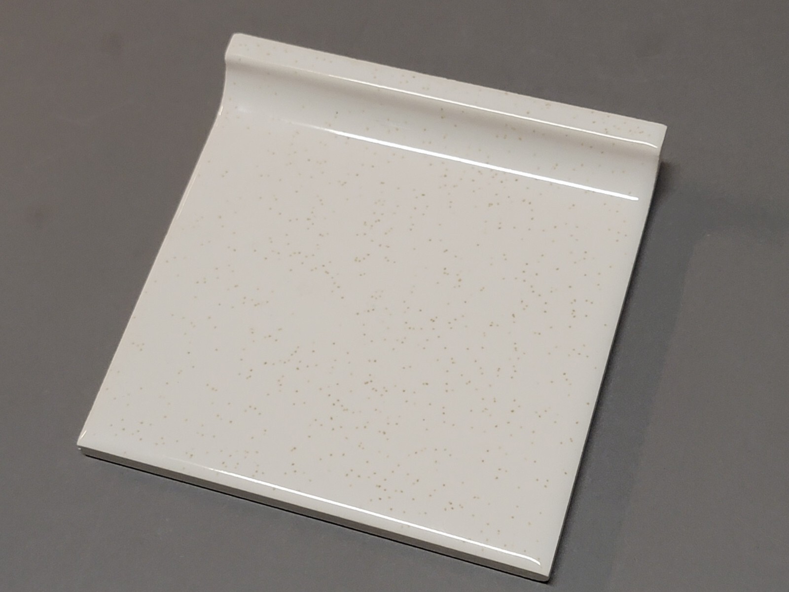 Vtg. 1960s Tilecrest Ceramic Cove Edge Tile 4 1/4″ White Gold Flake Glossy NEW