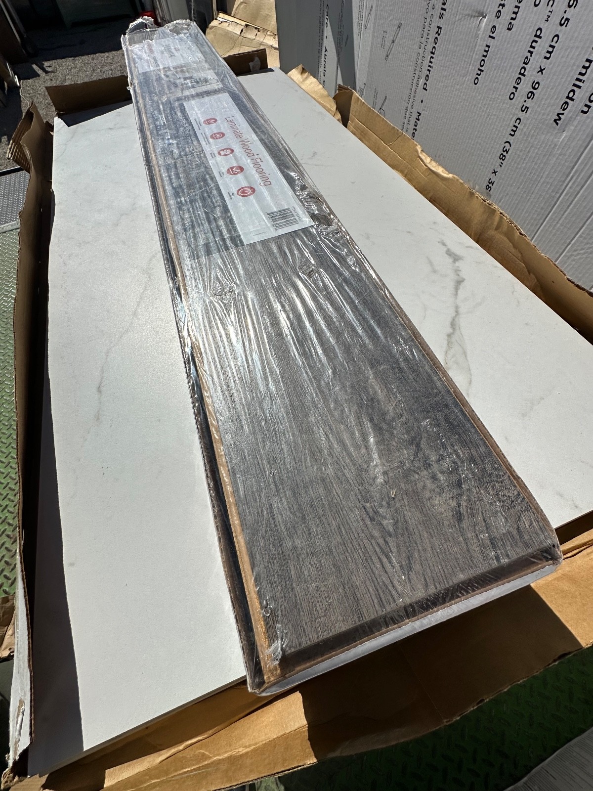 70 cs pallet Landfall Scraped Oak Mohawk Laminate Flooring, 18.14 Sf cs