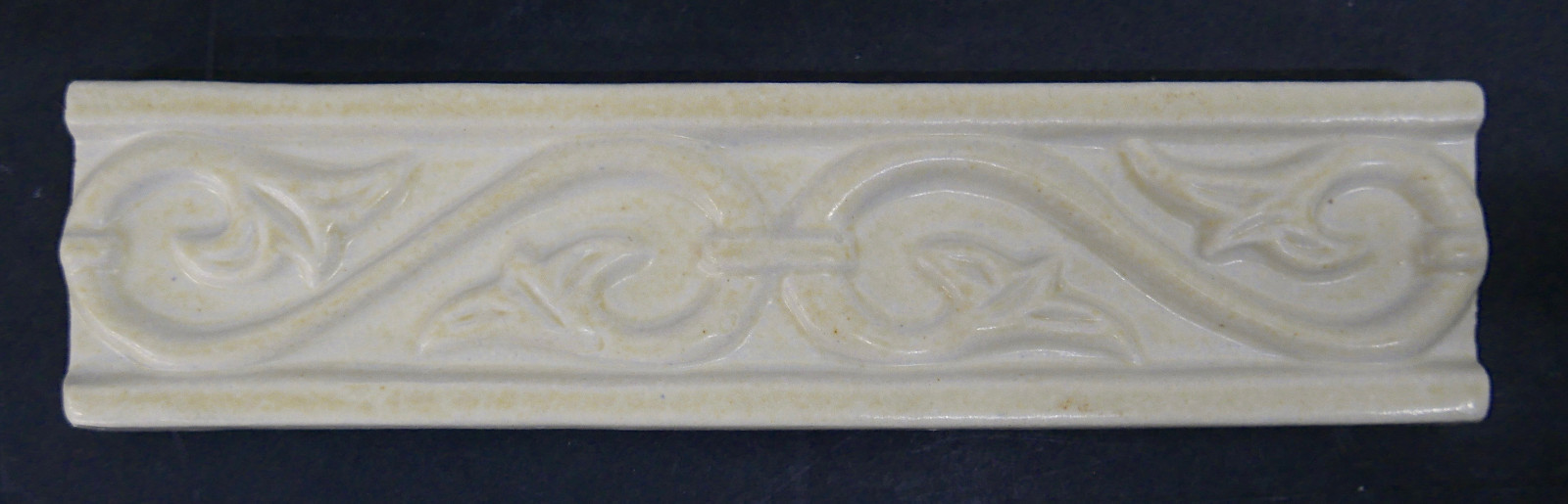 Contemporary Trim Border Tile Leaf & Vine-White