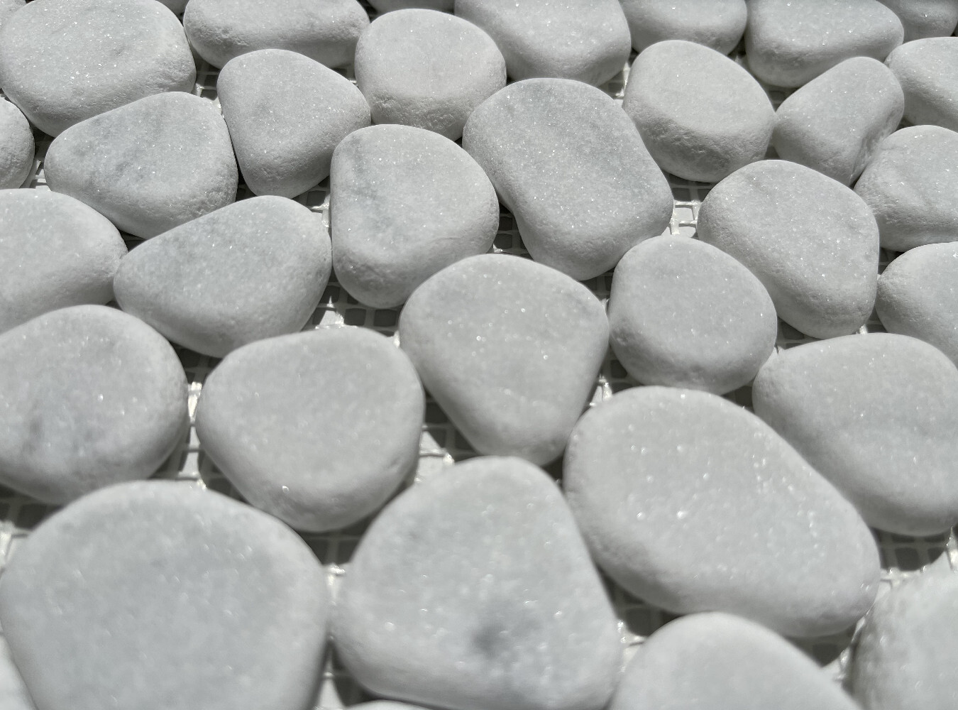 C98T Pebble Stone Mosaic Tile Carrara White Marble River Rocks Tumbled