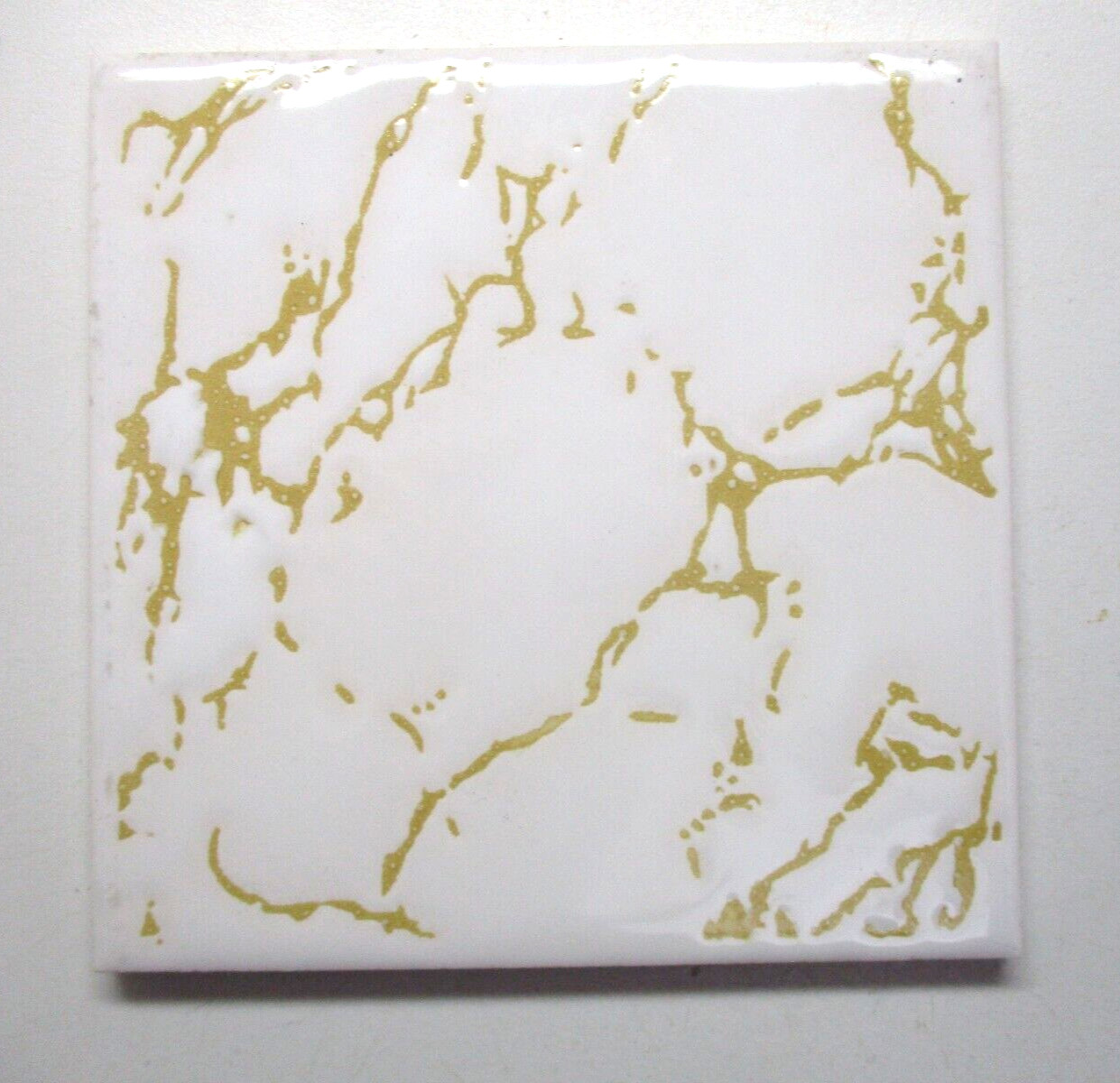 1 Wall Tile Johnson England 4-1/4″ Gloss Mustard Yellow Veins Off White Ceramic