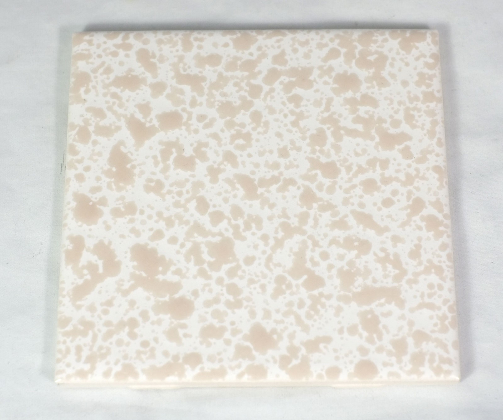 1 NOS Vintage US Ceramic Tile Co Romany Maze Beige 4-5/16″ Tile Bumpy Splatter