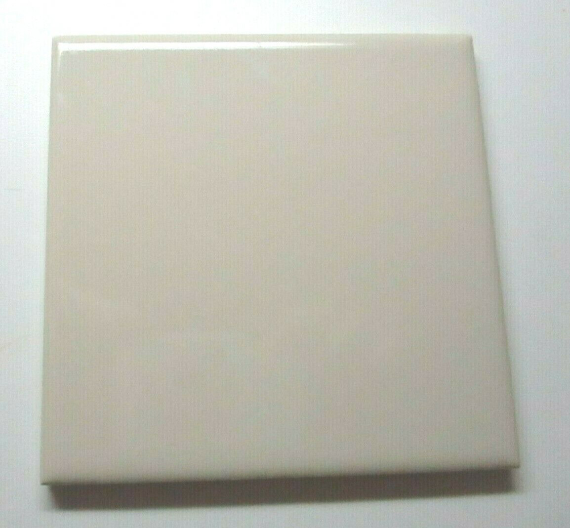 1 Wall Tile Florida USA FT 4-3/8″ Sq 1980s Ceramic Gloss Parchment Beige Vintage
