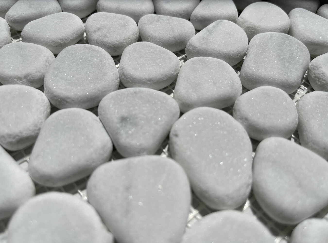 C98T Pebble Stone Mosaic Tile Carrara White Marble River Rocks Tumbled
