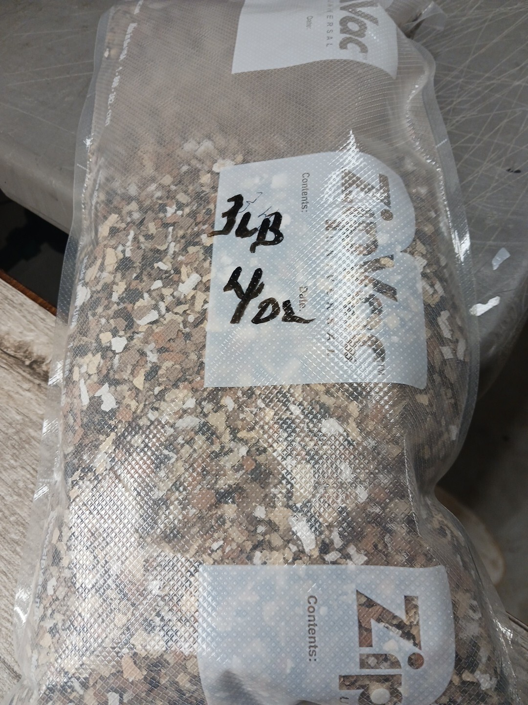 FLAKES GARAGE FLOOR TAN 3lb 4oz bag*****LIKE TO NEW FROM A FLOOR JOB #9936