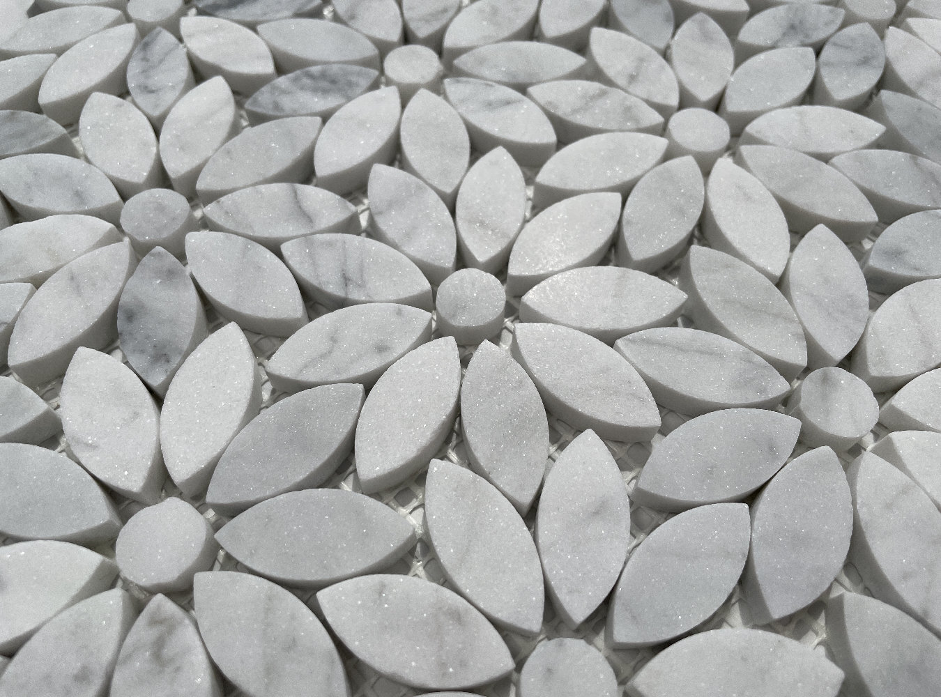 C9D0XH Carrara Venato Carrera Marble Daisy Flower Pattern Mosaic Tile Honed
