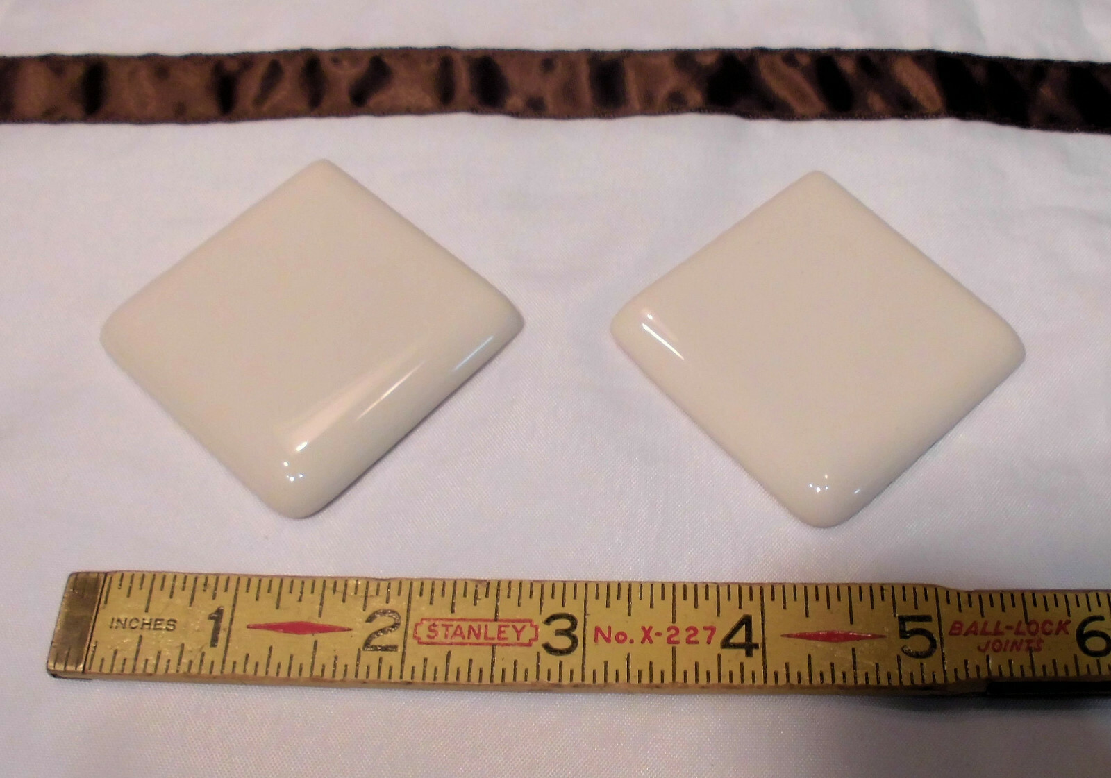 2 pcs. Glossy Biscuit 2″ X 2″ X 5/16″ Ceramic Surface Bullnose Corner Tiles NEW