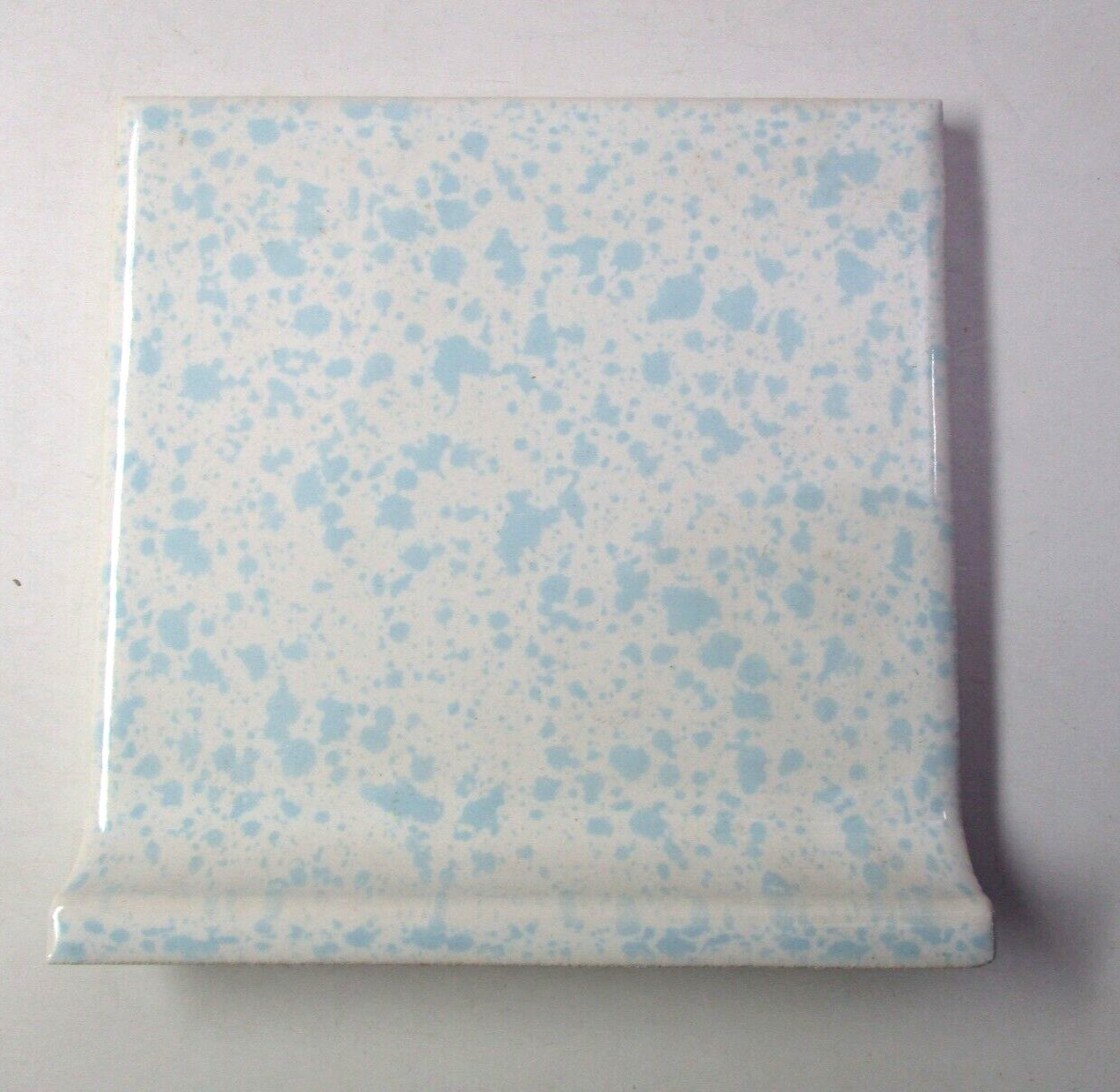 1 Cove Base Wall Tile Florida USA FT 4-3/8″ Ceramic Sky Blue Flakes on Off White