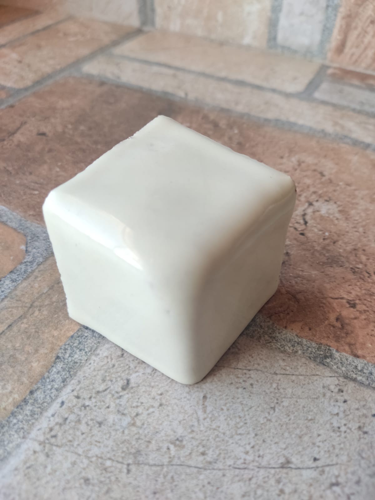 #S004) V-CAP 2x2x2″ CORNER HANDMADE OFF WHITE