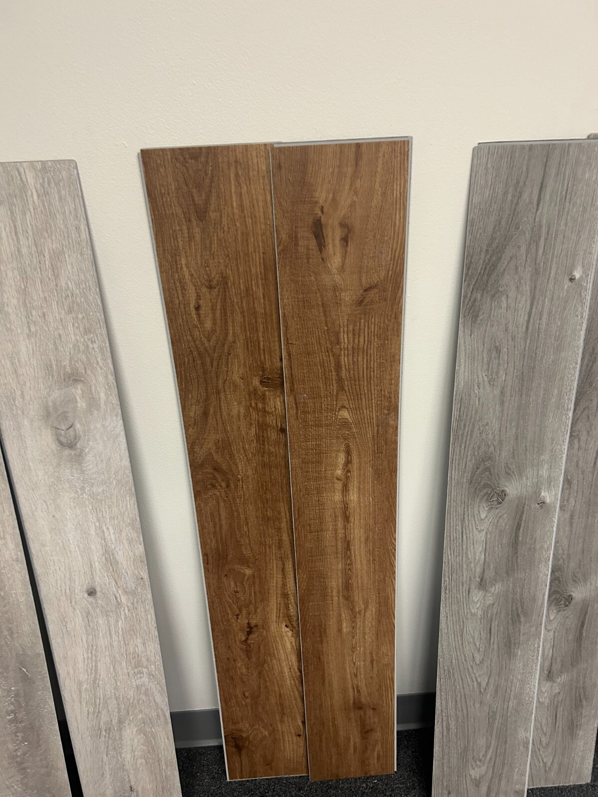 VINYL PLANK FLOORING CLICK . 5MM X 20MIL . LIFETIME WARRANTY-PECAN. 24 SQFT/BOX