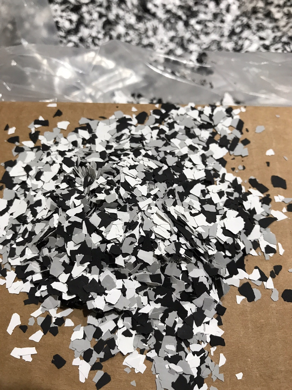 CHIPS FLAKES FOR EPOXY FLOORS DOMINO TUXEDO MIX 1/4” 25 Lb Box