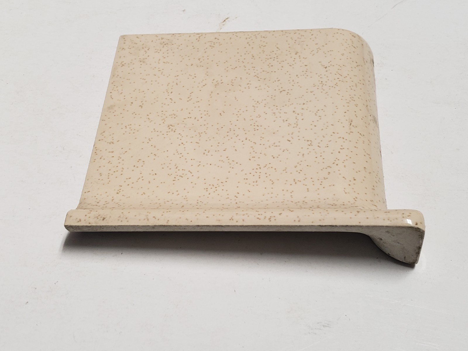 Vtg. Ceramic Tile – Corner Cove Base, Rounded Edge – Beige w/Brown Specks Glossy