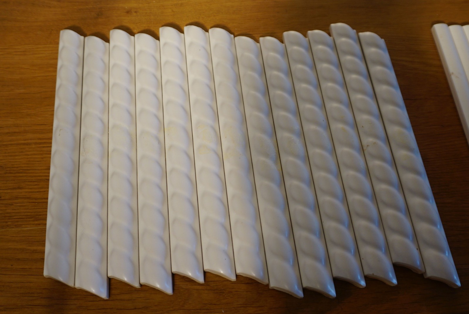 13 Glazed Ceramic Wall Tiles – 200 x 20 x 5mm White Listello Rope Liner