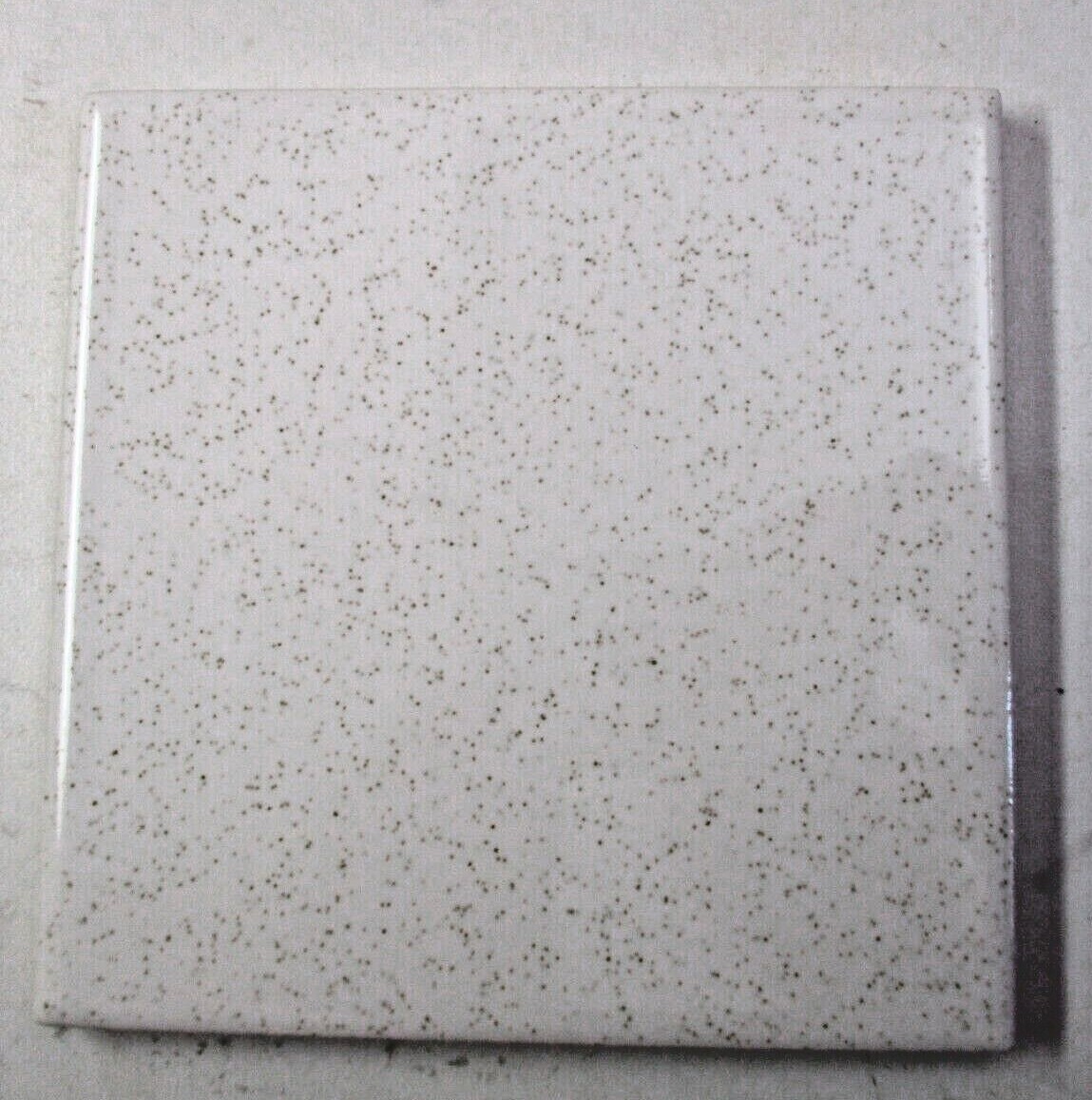1 Wall Tile Ft Florida USA 4-3/8″ 1970 Gloss Brown Speckled Oatmeal on Off White