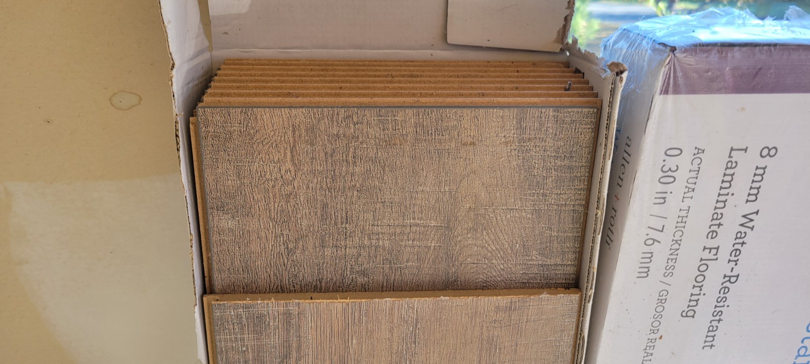 Allen Roth (Lowes) Urbanite Oak Water Resistant Laminate Flooring Click Lock