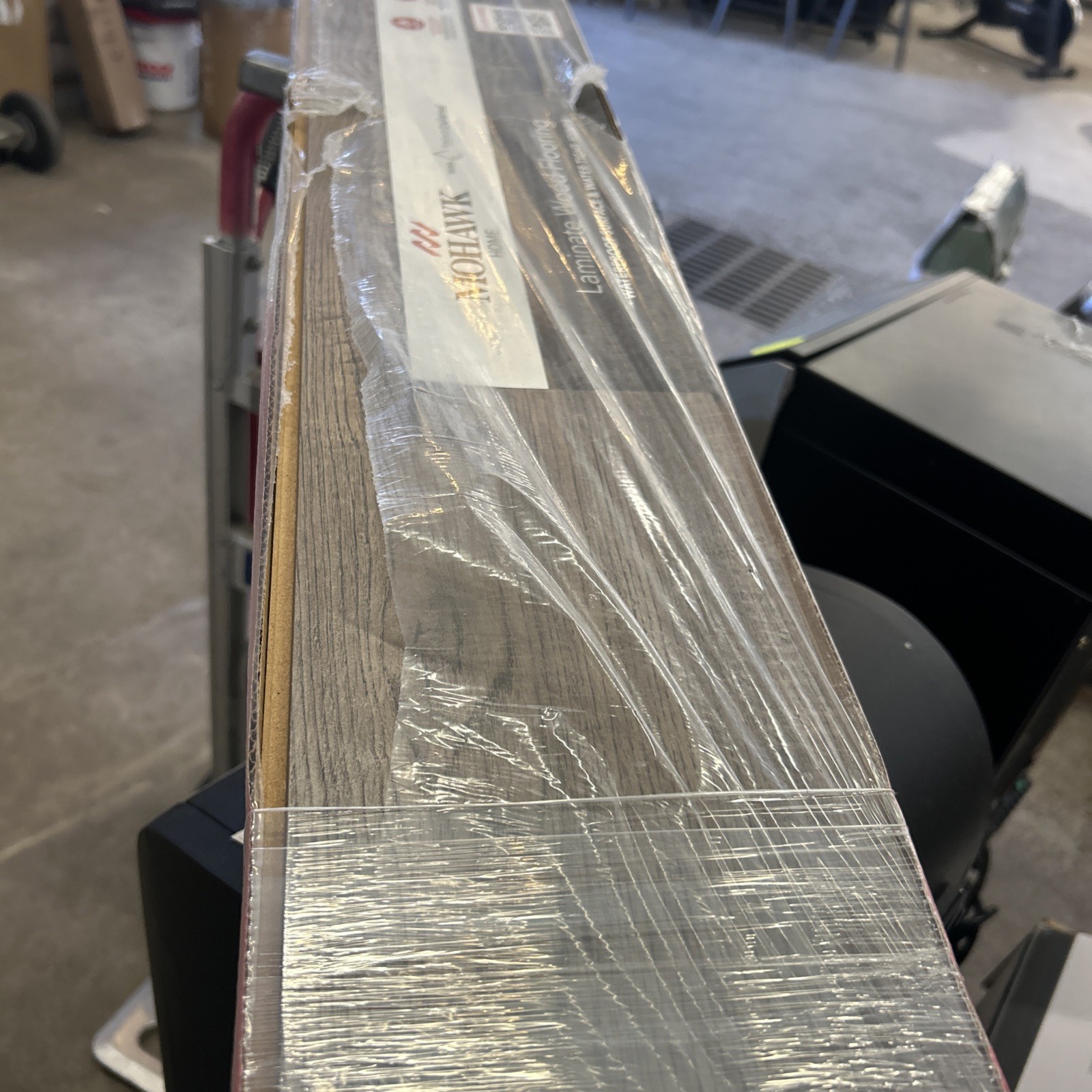 1 Box Landfall Scraped Oak Mohawk Laminate Flooring, 18.14 Sf , 1684227