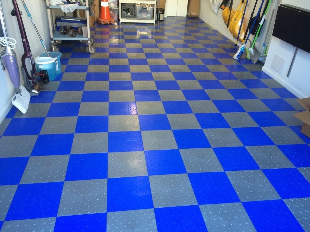 BLUE – 50 interlocking garage floor tiles Diamond Plate Clearance Basement Deck