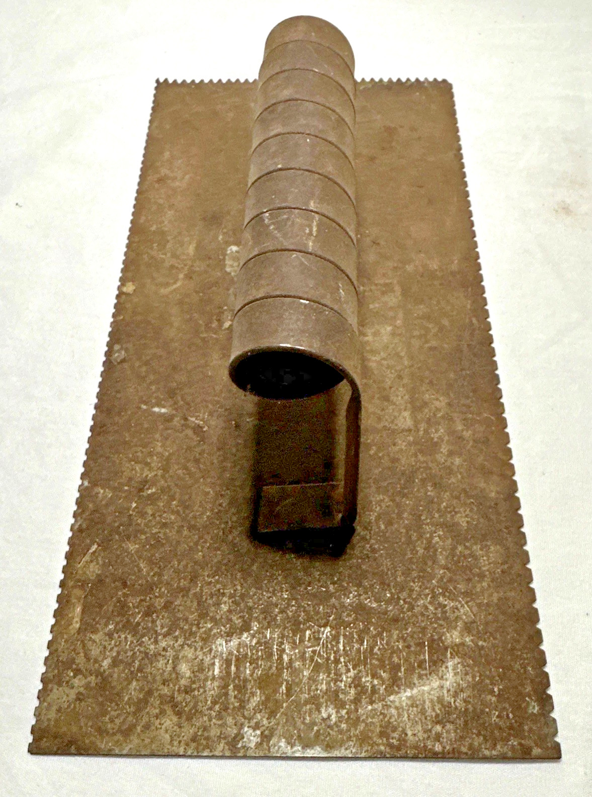 Vintage Metal Trowel 4.5″ x 9.5″ Rusty Notched Tile Spiral Handle