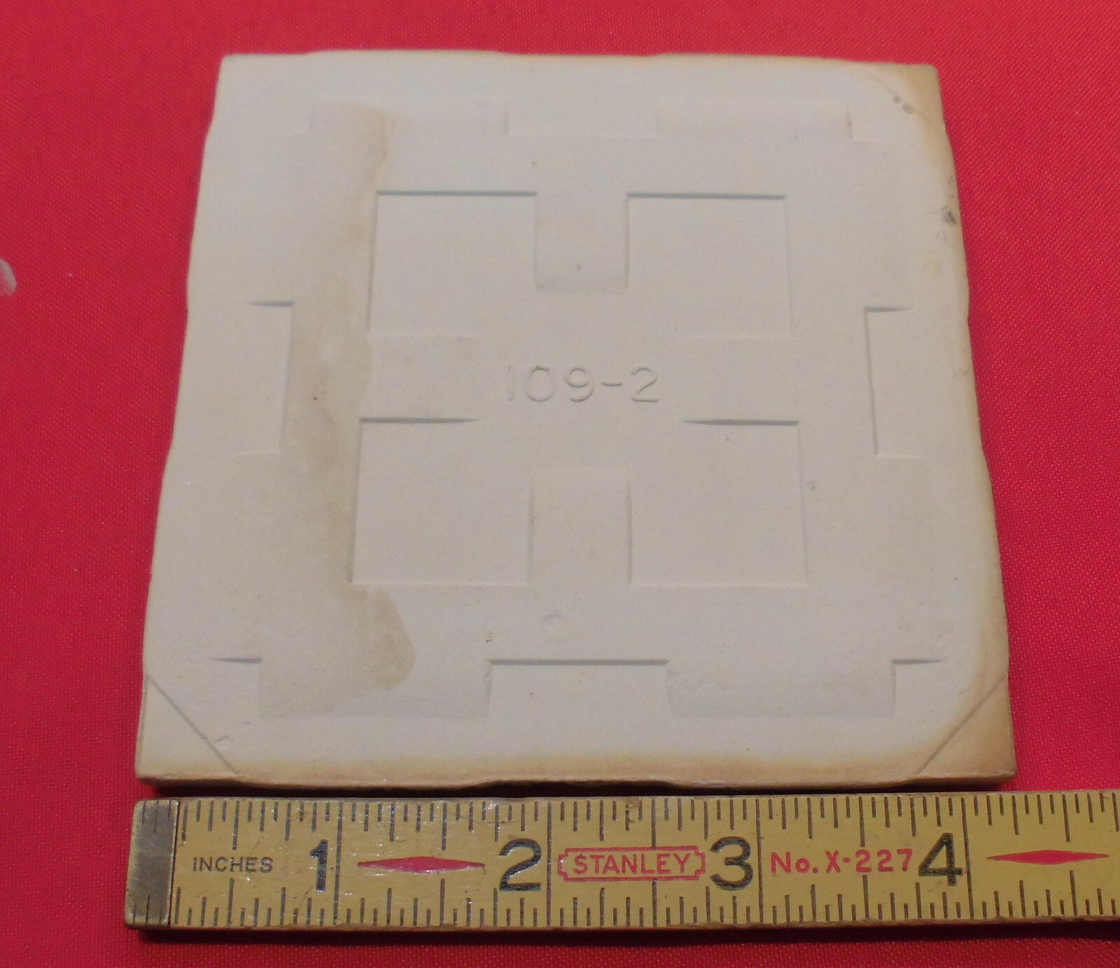 1 pc. *Red Vanes* Glossy Ceramic Tile 4-1/4″ by Oxford Co., Cambridge Ohio, NOS