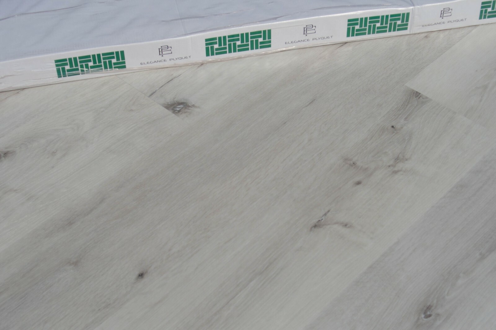 Truro Luxury Vinyl SPC Plank With 1mm IXPE Rubber Pad Sample